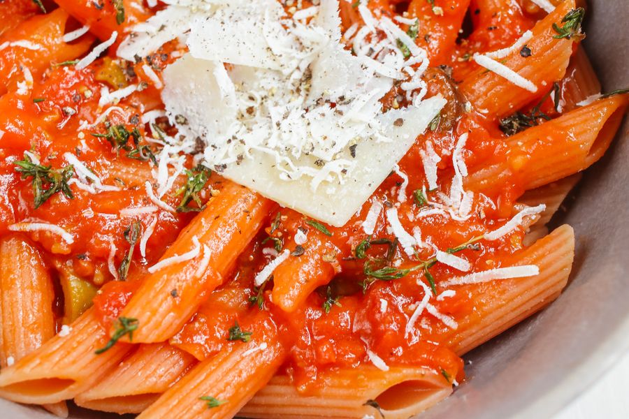 Penne in Tomatensauce mit Parmesan