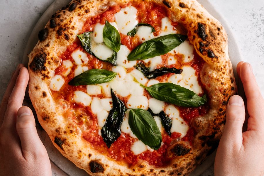 Pizza Margherita aus dem Holzofen